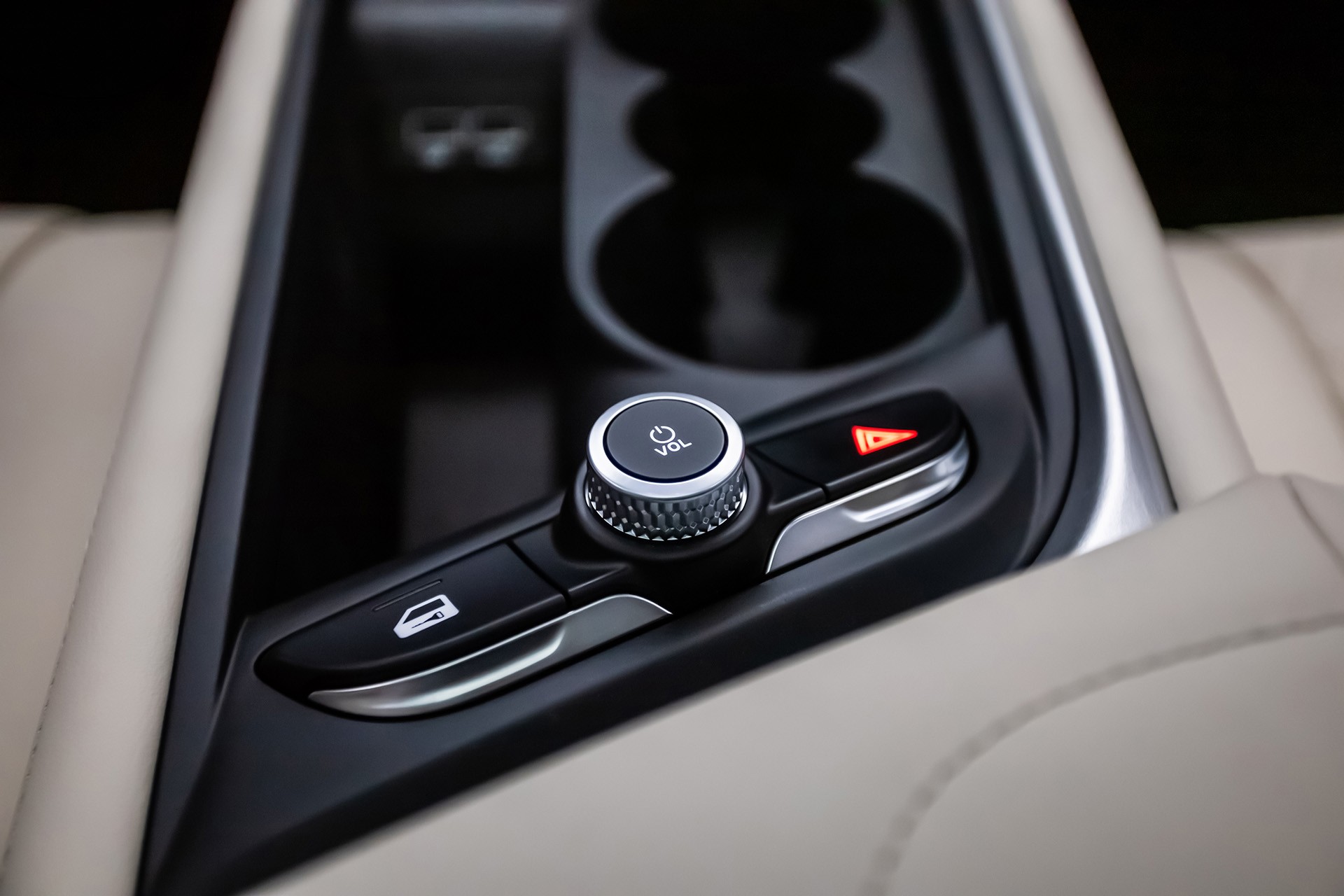 VinFast VF7 chính thức ra mắt, giá từ 850 triệu đồng VinFast VF7 chính thức ra mắt, giá từ 850 triệu đồng