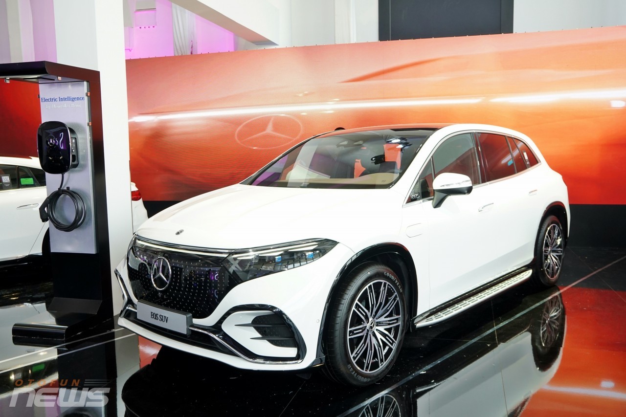 Mercedes-Benz tặng bộ sạc hơn 46 triệu cho khách Việt mua xe điện EQ Mercedes-Benz tặng bộ sạc hơn 46 triệu cho khách Việt mua xe điện EQ