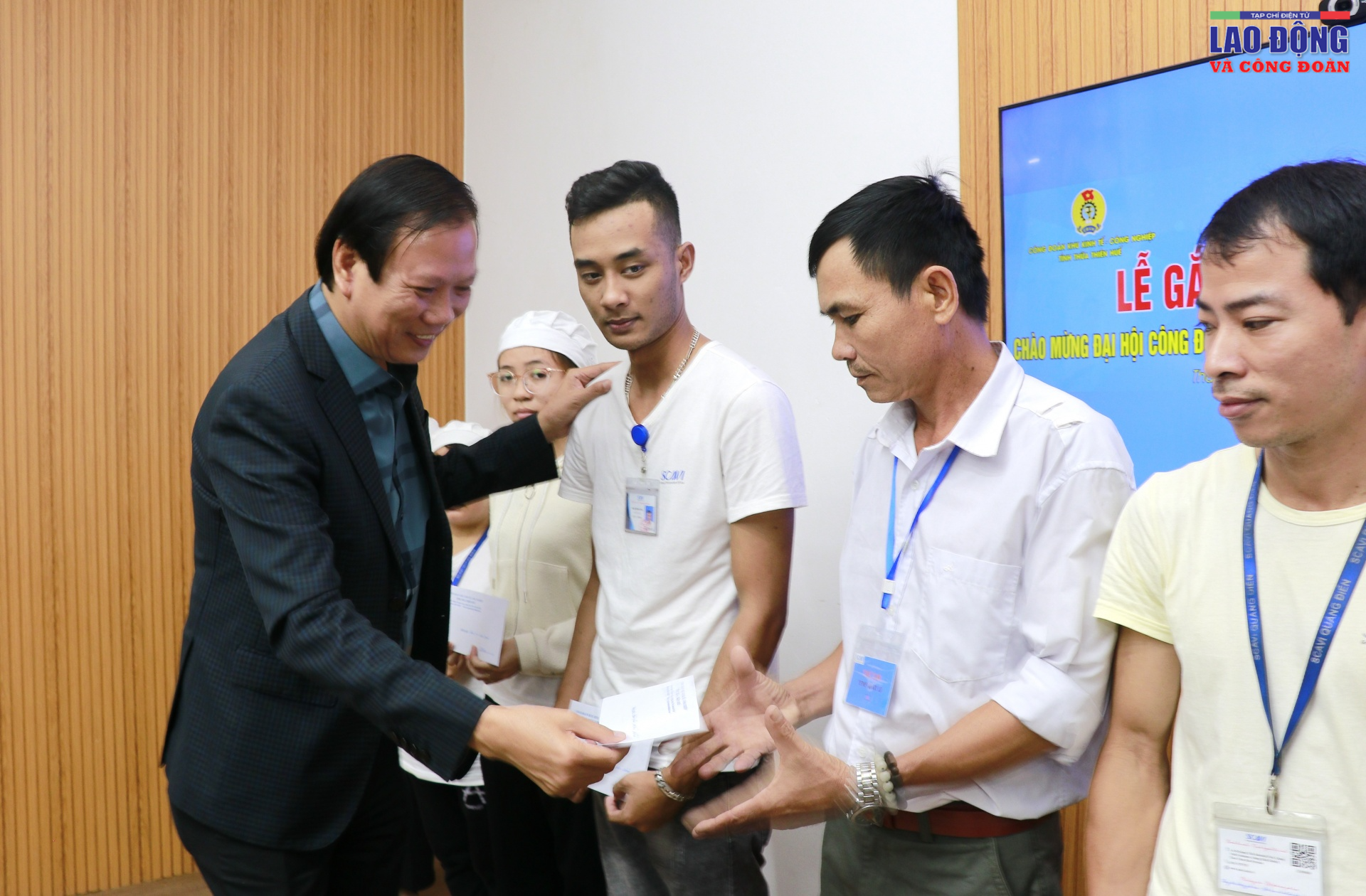 Nâng cao đời sống công nhân lao động từ những công trình chào mừng đại hội công đoàn Nâng cao đời sống công nhân lao động từ những công trình chào mừng đại hội công đoàn