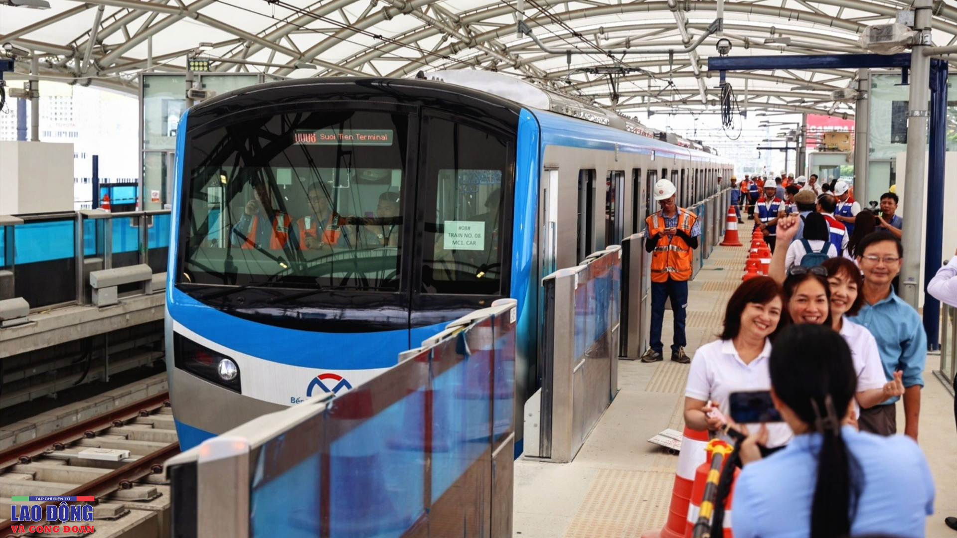 “Bóng hồng” duy nhất trong cabin trên tuyến Metro số 1