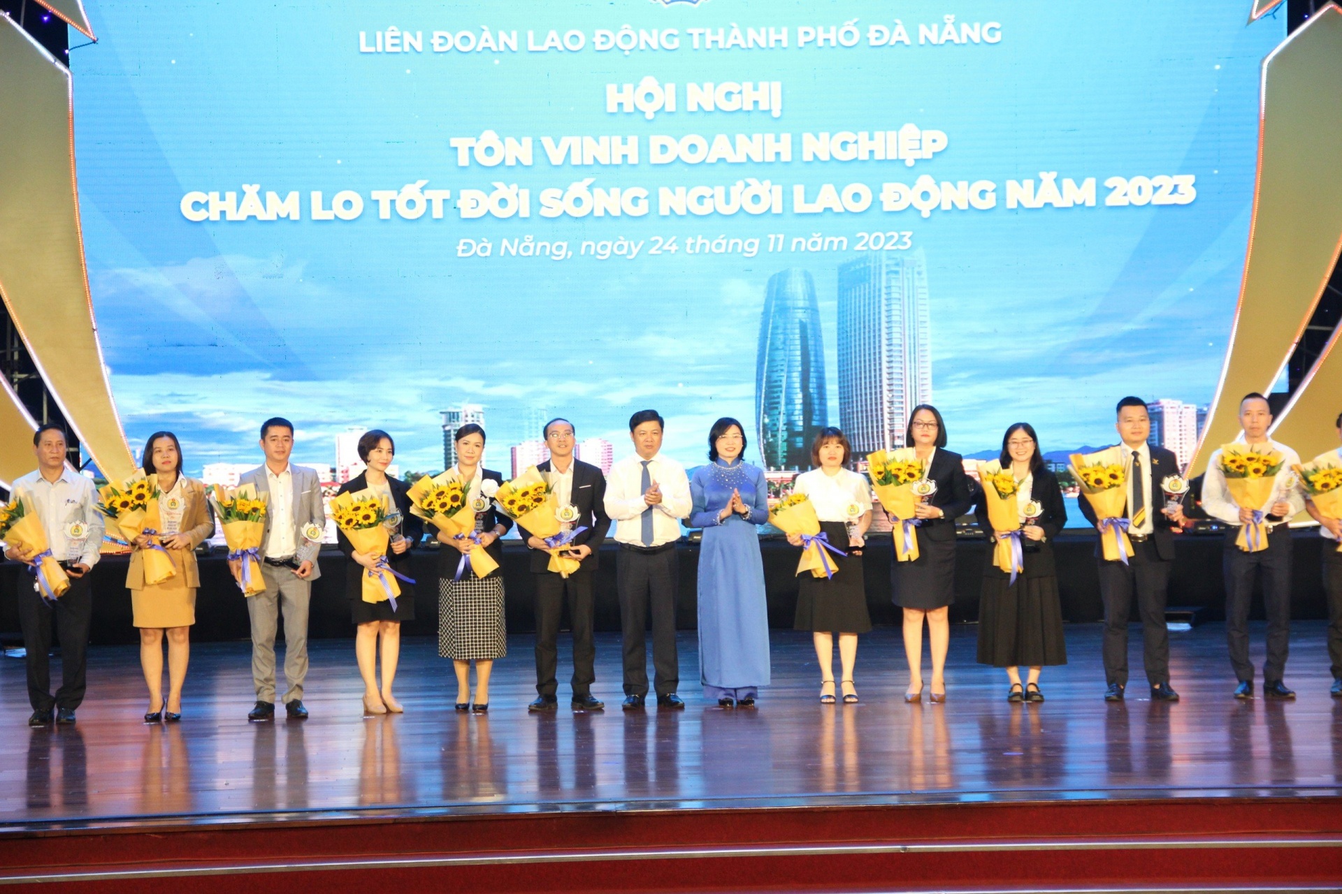 Đà Nẵng vinh danh 46 doanh nghiệp xem người lao động là “vốn quý” Đà Nẵng vinh danh 46 doanh nghiệp xem người lao động là “vốn quý”