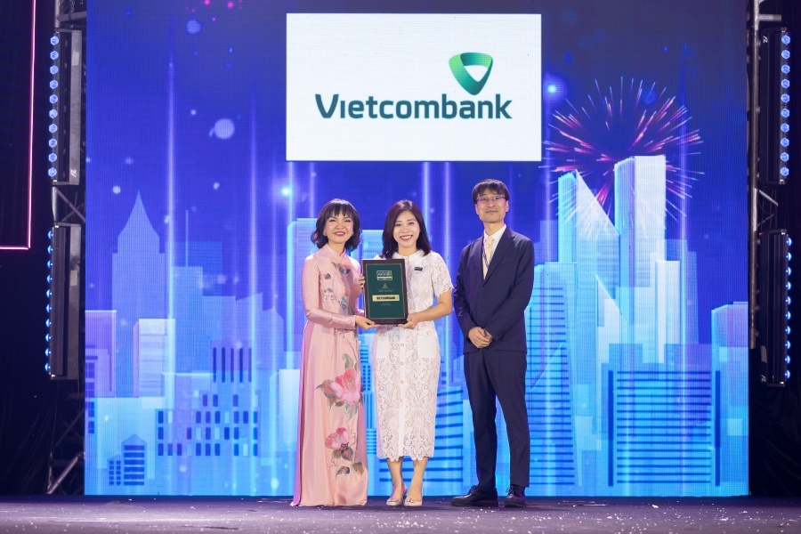 Bà Nguyễn Thị Minh Hải - Phó trưởng Văn phòng đại diện Vietcombank tại  Tp Hồ Chí Minh nhận giải thưởng do Ban tổ chức trao tặng