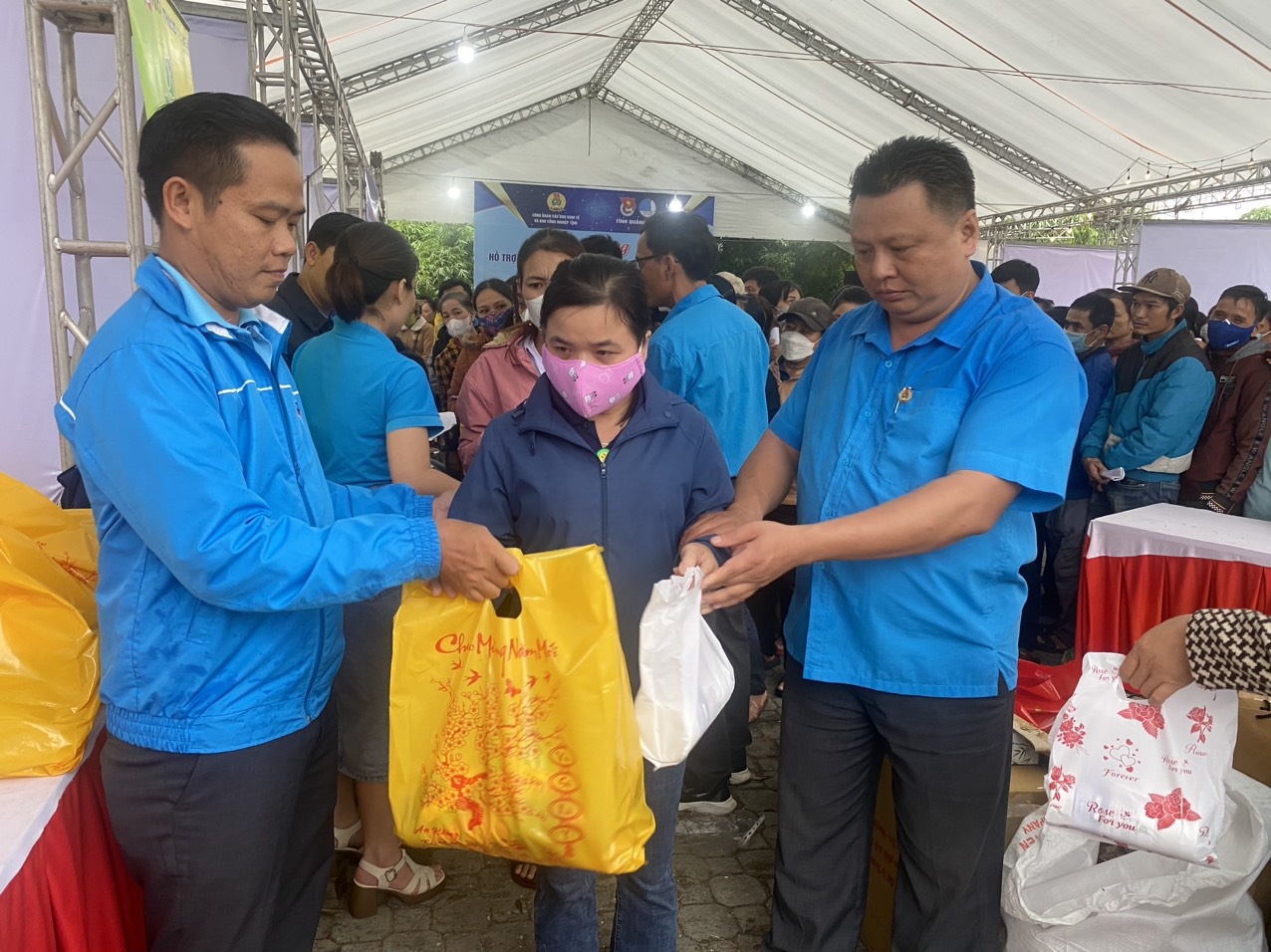 Quảng Nam 500 công nhân đội mưa nhận quà hỗ trợ covid