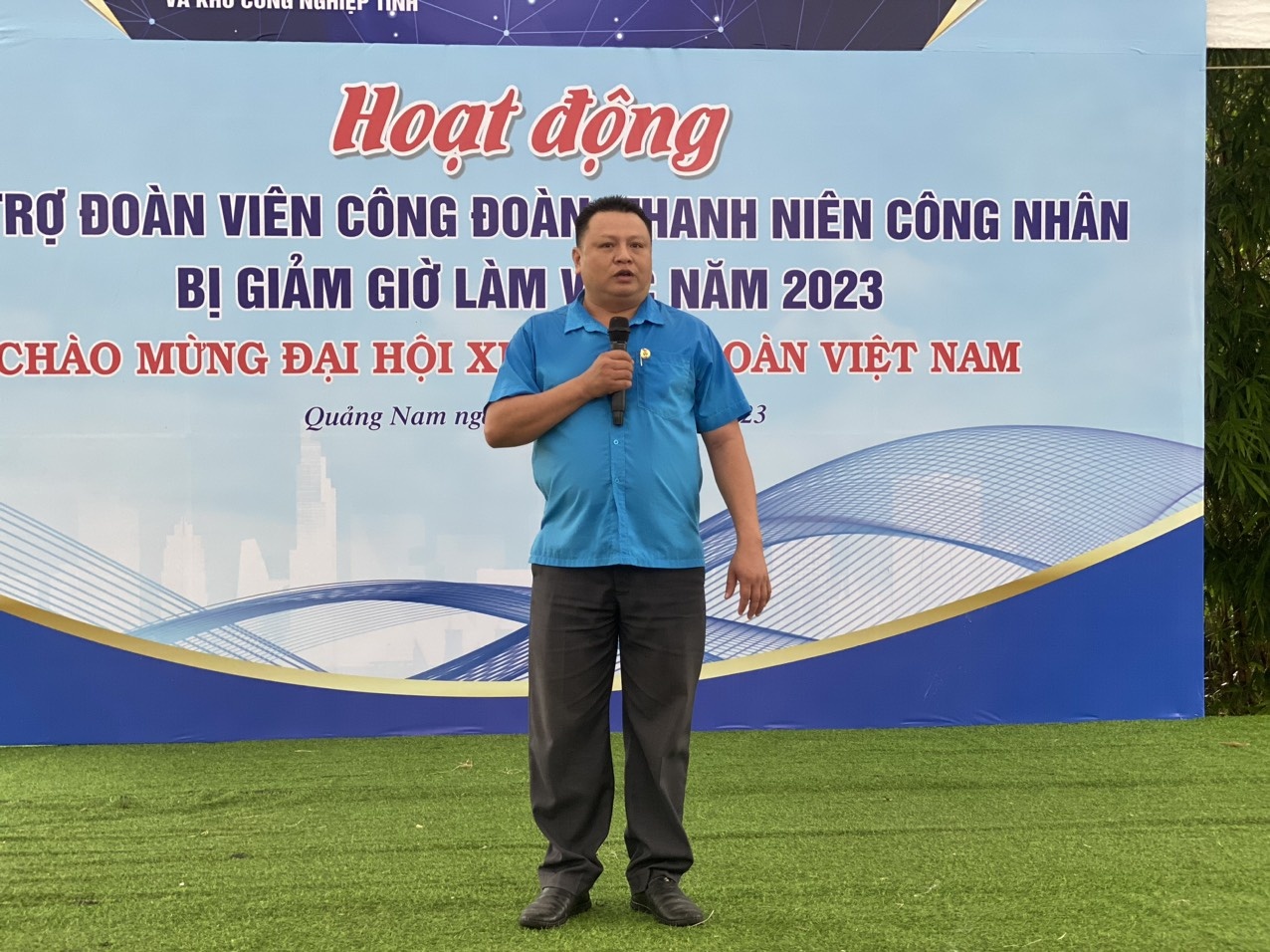 Quảng Nam 500 công nhân đội mưa nhận quà hỗ trợ covid