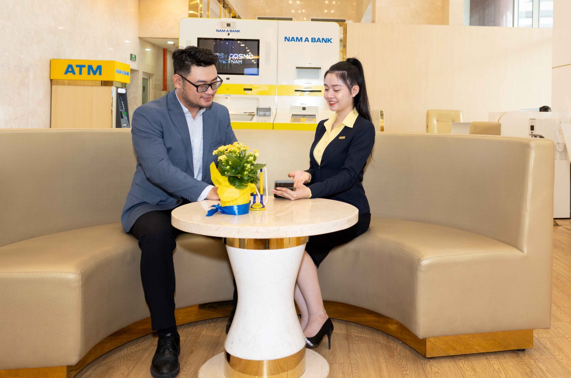 KH tận hưởng các tiện ích vượt trội từ ứng dụng Open Banking. KH tận hưởng các tiện ích vượt trội từ ứng dụng Open Banking.