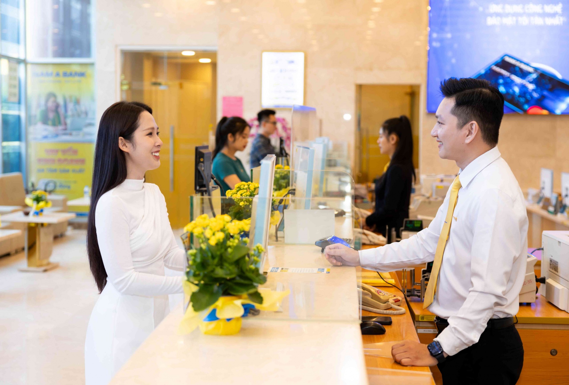 KH có cơ hội trúng thưởng 3 sổ tiết kiệm hơn 900 triệu đồng. KH có cơ hội trúng thưởng 3 sổ tiết kiệm hơn 900 triệu đồng.