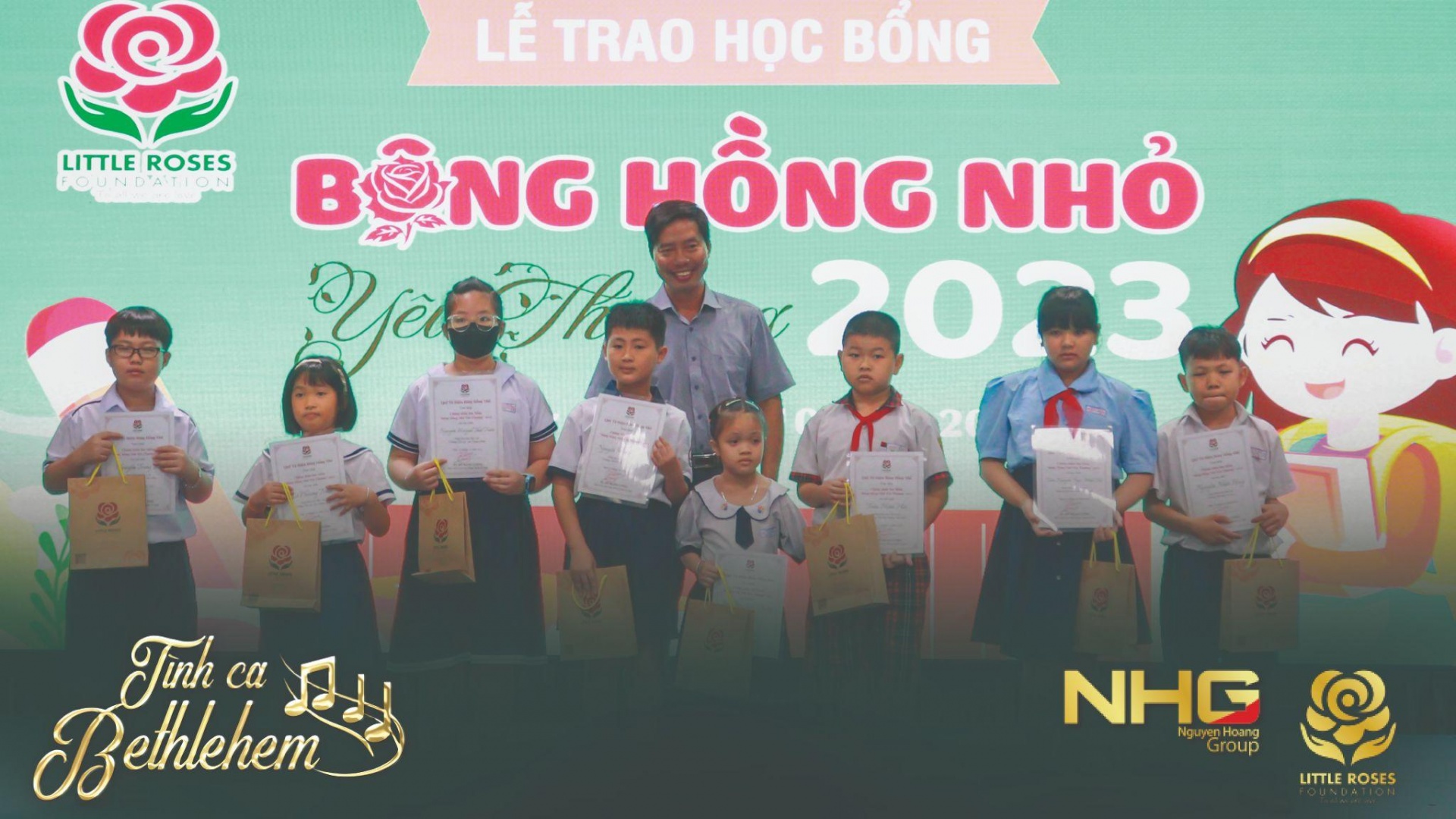 Quỹ Từ thiện Bông Hồng Nhỏ trao học bổng cho các sinh viên có tinh thần dấn thân, phục vụ cộng đồng và các em học sinh có hoàn cảnh khó khăn, hiếu học