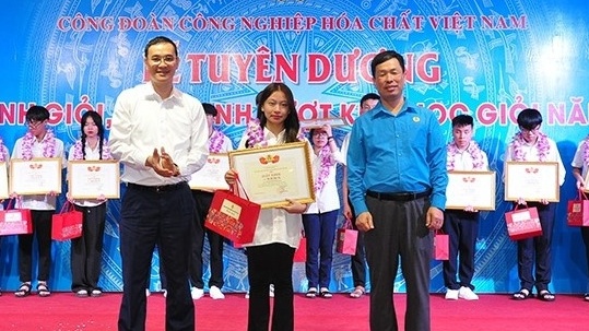 Tuyên dương 90 học sinh có thành tích xuất sắc trong học tập
