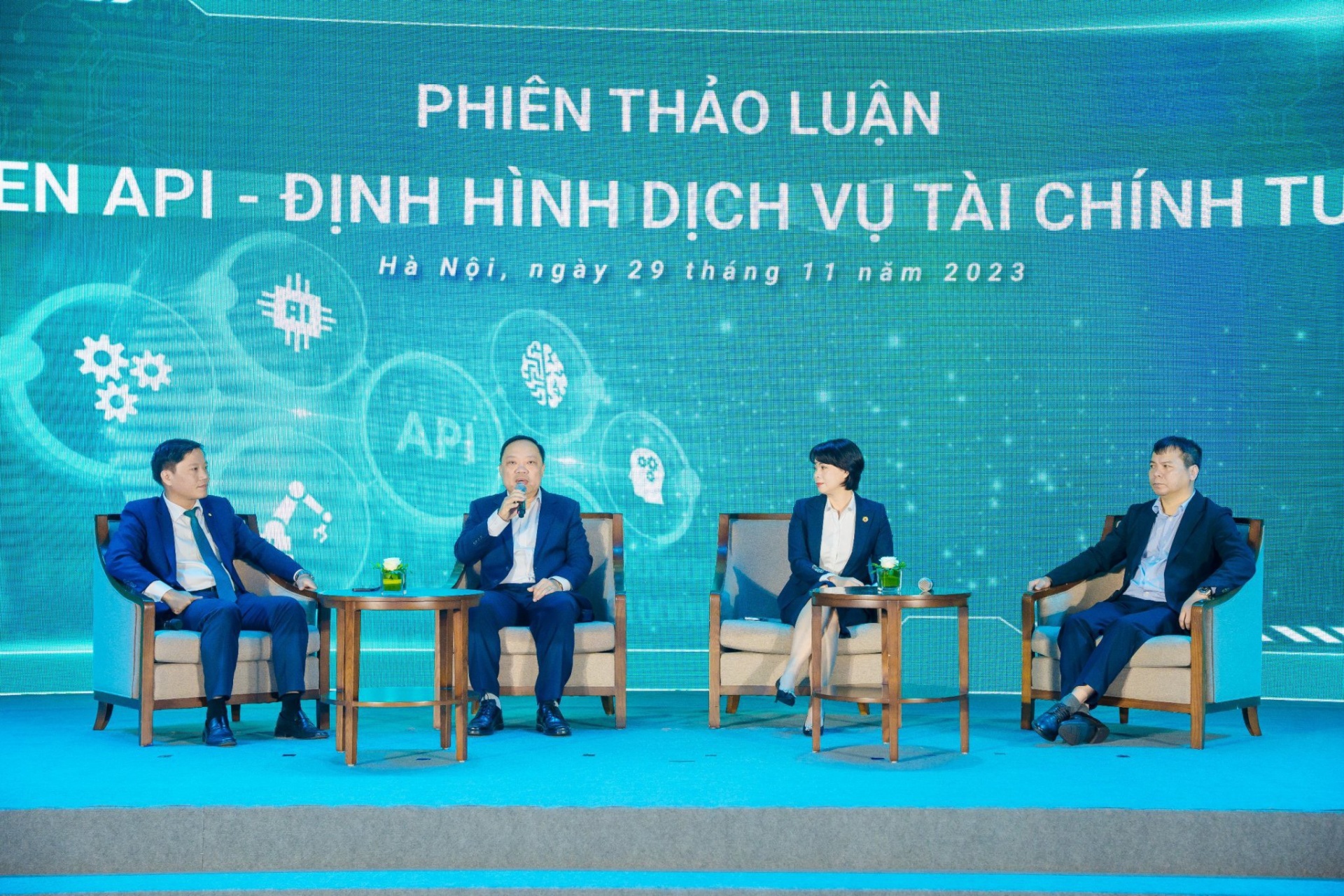 Đại diện NHNN, BIDV và Nhà thầu tham gia phiên thảo luận BIDV Open API - Định hình dịch vụ tài chính tương lai Đại diện NHNN, BIDV và Nhà thầu tham gia phiên thảo luận BIDV Open API - Định hình dịch vụ tài chính tương lai