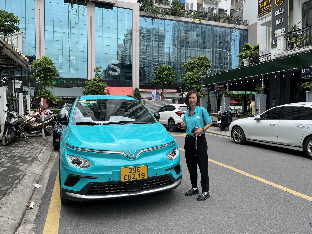 Nữ tài xế taxi điện SM Xanh: 'Đam mê cầm lái và di chuyển khiến mình chọn nghề này'