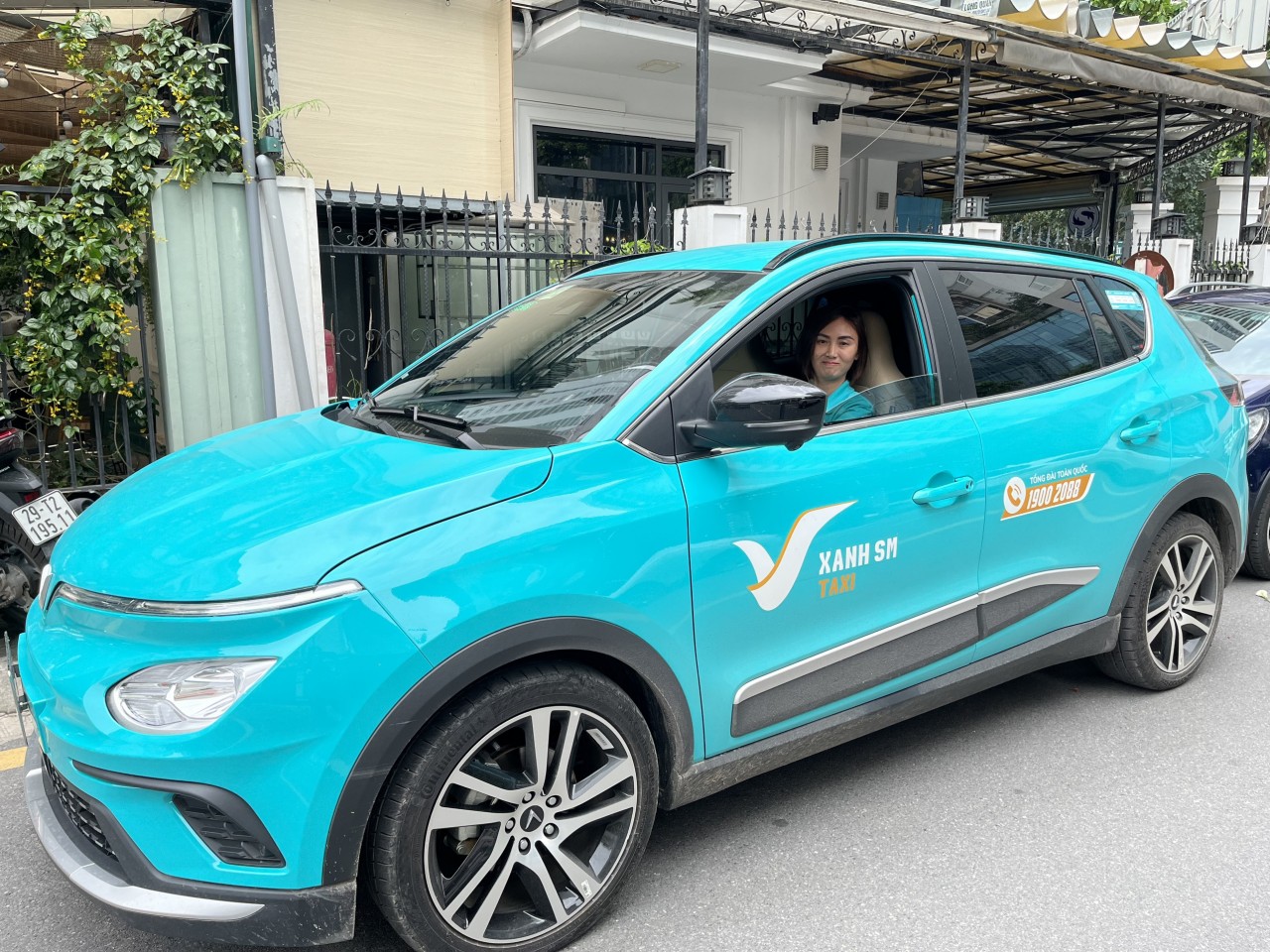 Nữ tài xế taxi điện SM Xanh: 'Đam mê cầm lái và di chuyển khiến mình chọn nghề này'