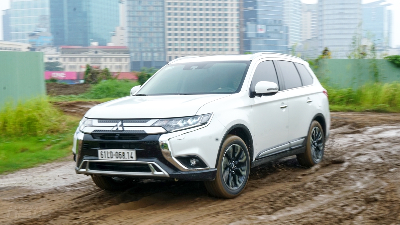 Mitsubishi ưu đãi tất cả dòng xe trong tháng cuối năm 2023 5633-mitsubishi-outlander-2020-otofun019