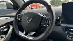 Nút bấm lạ trên vô-lăng VinFast VF7 mới ra mắt có chức năng gì?