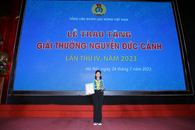 Ông xã còn vui hơn em khi em nhận giải thưởng danh giá