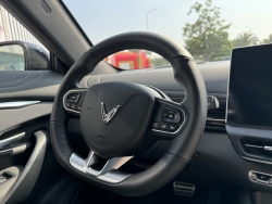 Nút bấm lạ trên vô-lăng VinFast VF7 mới ra mắt có chức năng gì?