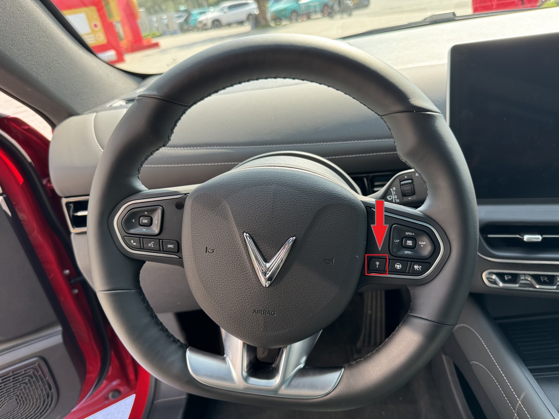 Nút bấm lạ trên vô lăng VinFast VF7 mới ra mắt có chức năng gì? Nút bấm lạ trên vô lăng VinFast VF7 mới ra mắt có chức năng gì?