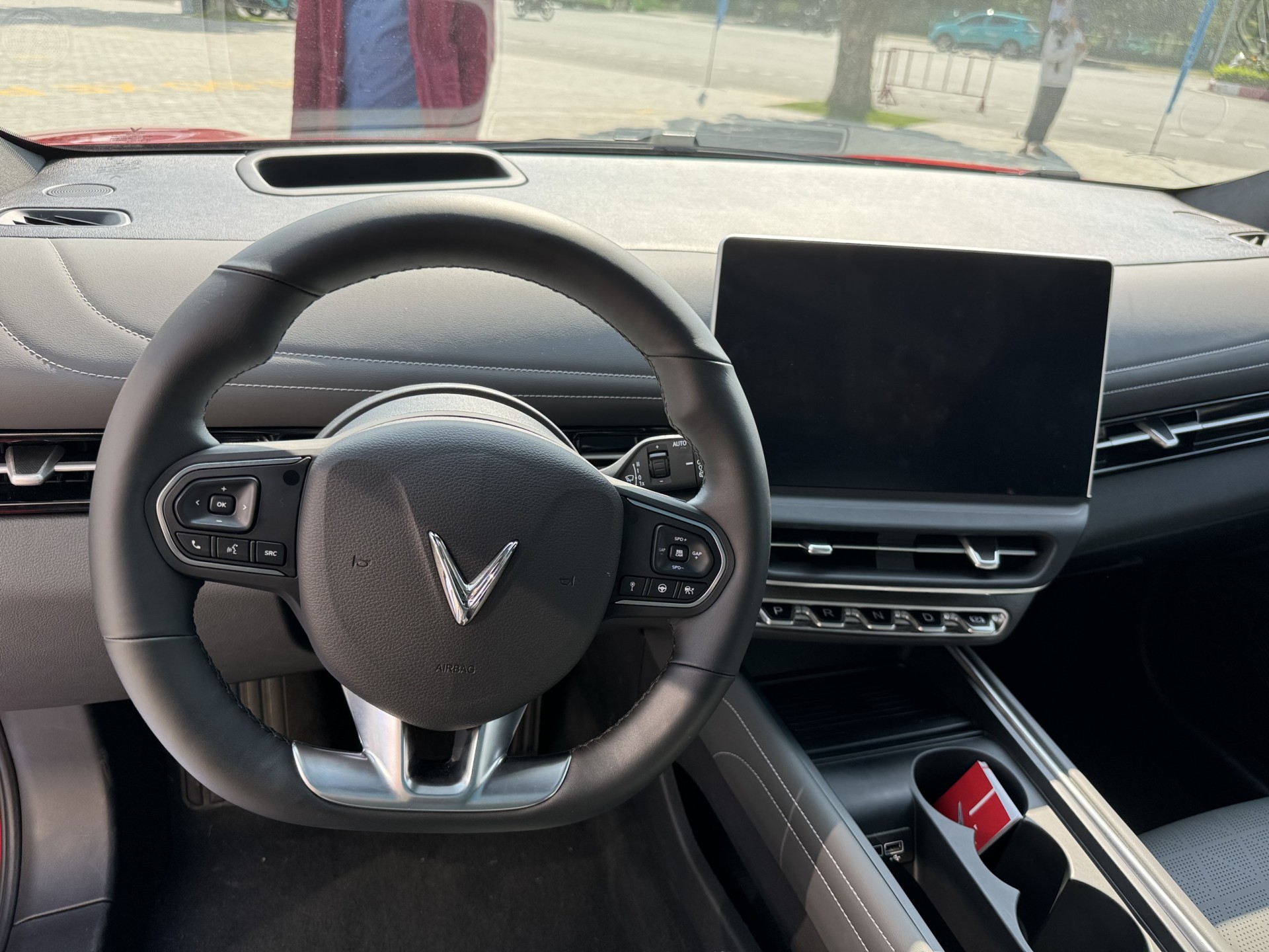 Nút bấm lạ trên vô lăng VinFast VF7 mới ra mắt có chức năng gì? Nút bấm lạ trên vô lăng VinFast VF7 mới ra mắt có chức năng gì?