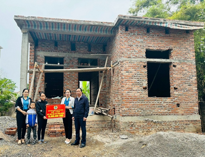 Từng viên gạch đặt xuống là niềm hy vọng được thắp lên