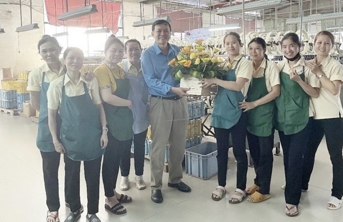 Vượt khó khăn trở thành điểm tựa tin cậy của người lao động Vượt khó khăn trở thành điểm tựa tin cậy của người lao động