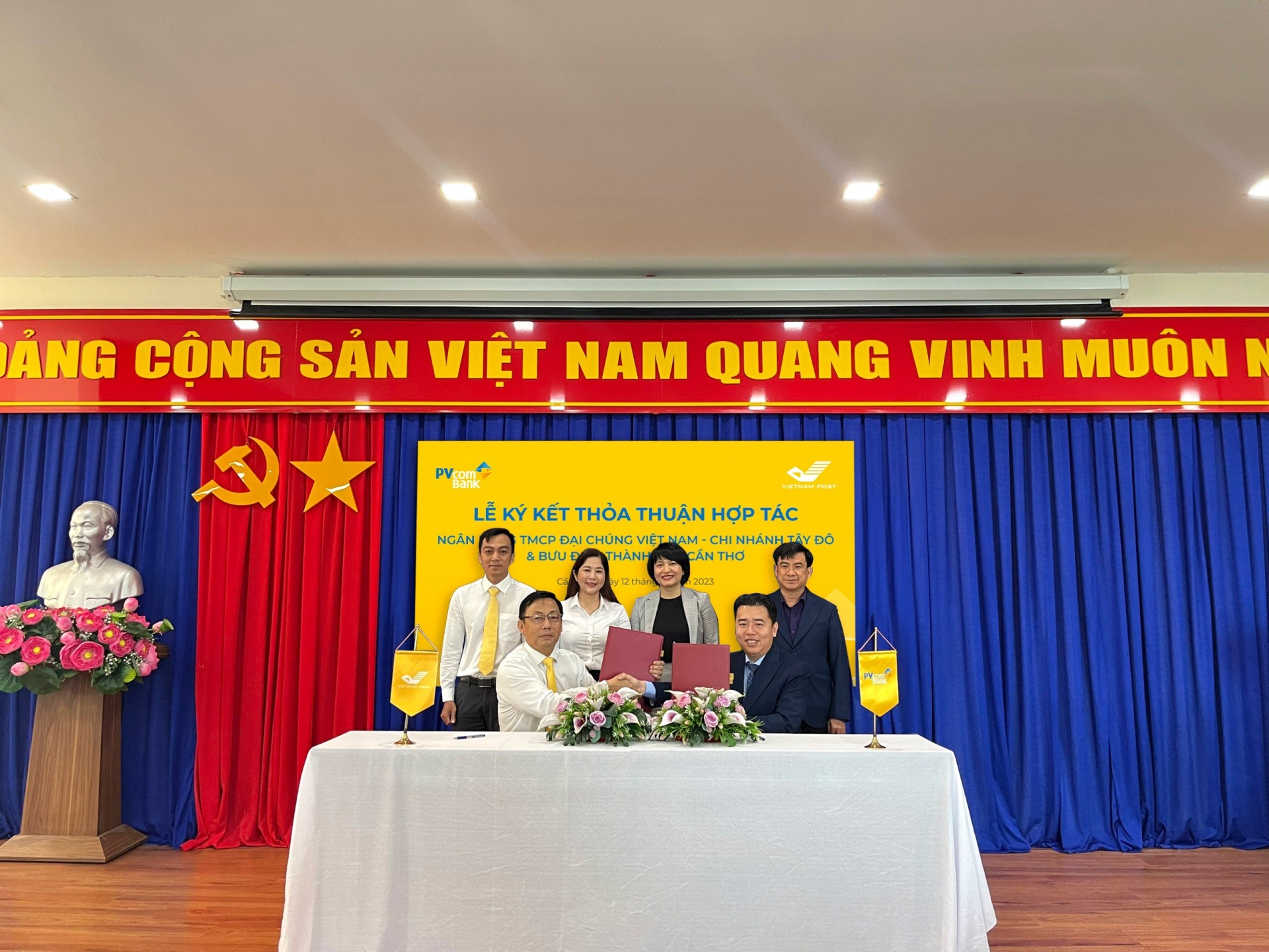Việc hợp tác giữa hai đơn vị sẽ thắt chặt thêm mối quan hệ lâu dài bền vững mà PVcomBank và Tổng Công ty đang hướng tới. Việc hợp tác giữa hai đơn vị sẽ thắt chặt thêm mối quan hệ lâu dài bền vững mà PVcomBank và Tổng Công ty đang hướng tới.
