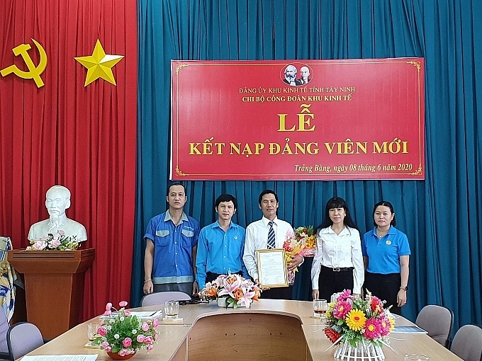 “Là niềm hy vọng chói ngời tim ta...” Đảng với công nhân, công đoàn: “Là niềm hy vọng chói ngời tim ta...”