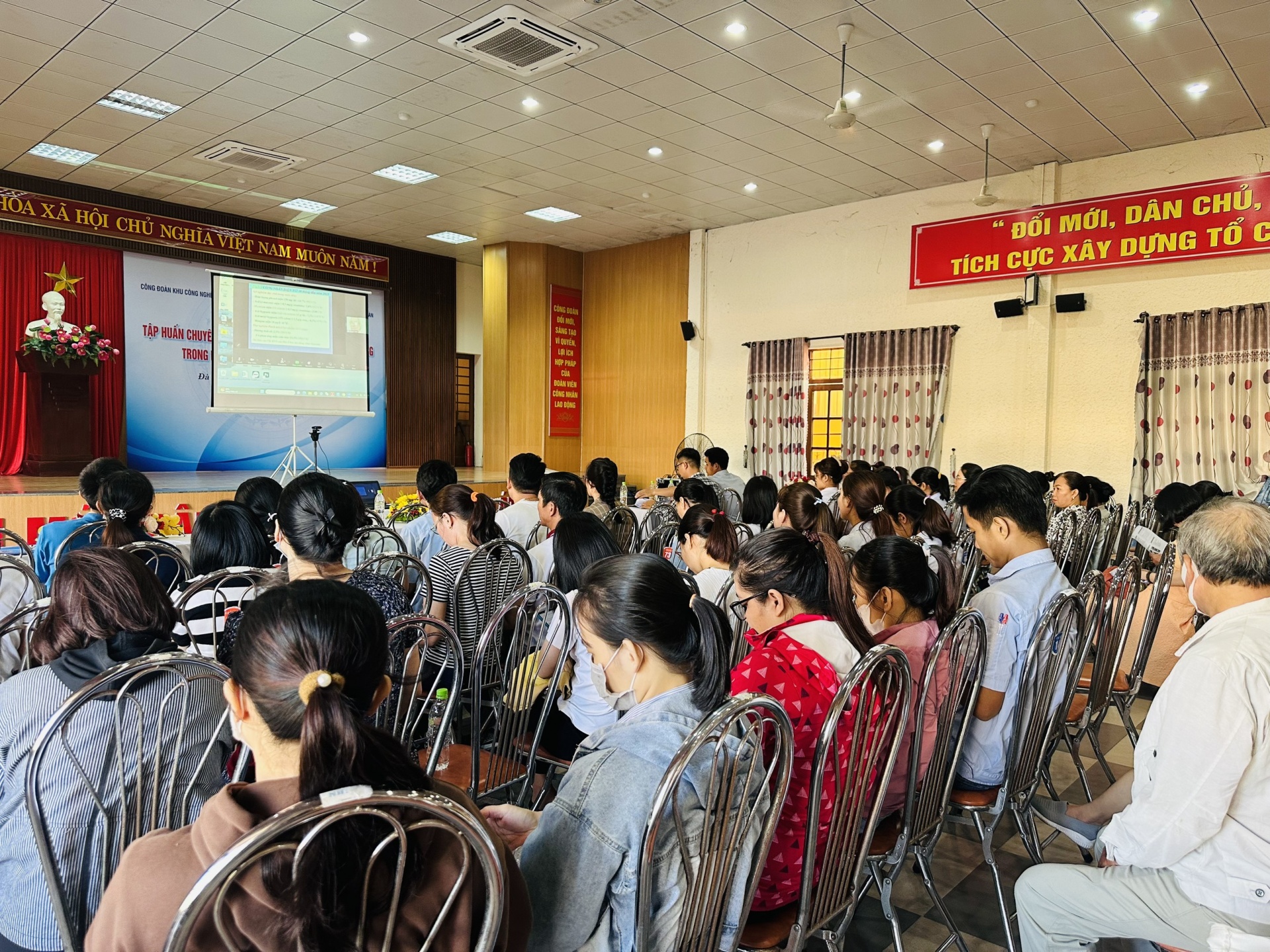 Hội nghị tập huấn chuyên sâu về bệnh nghề nghiệp. Ảnh: P.N Hội nghị tập huấn chuyên sâu về bệnh nghề nghiệp. Ảnh: P.N