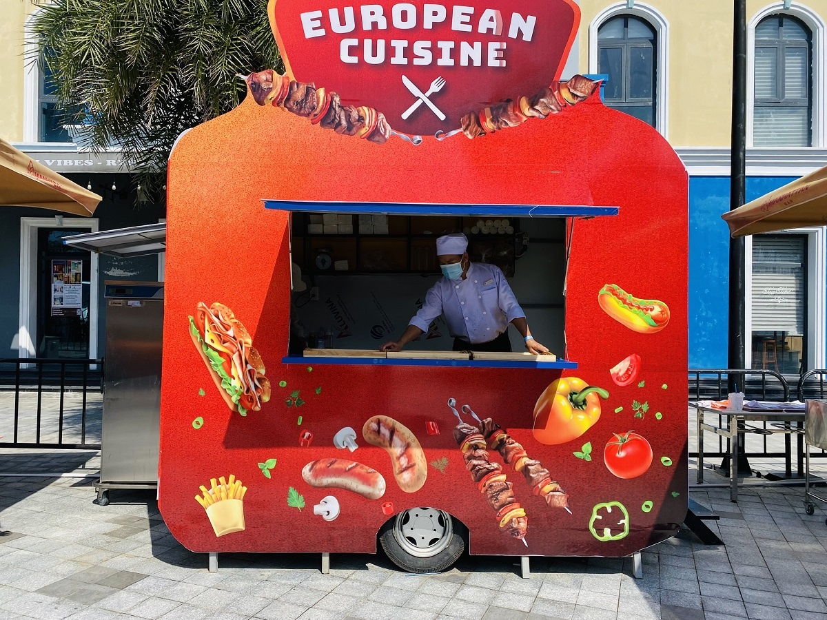 Các gian hàng merchandise, eco shop và các gian hàng ẩm thực cũng đã ráo riết những khâu chuẩn bị cuối cùng