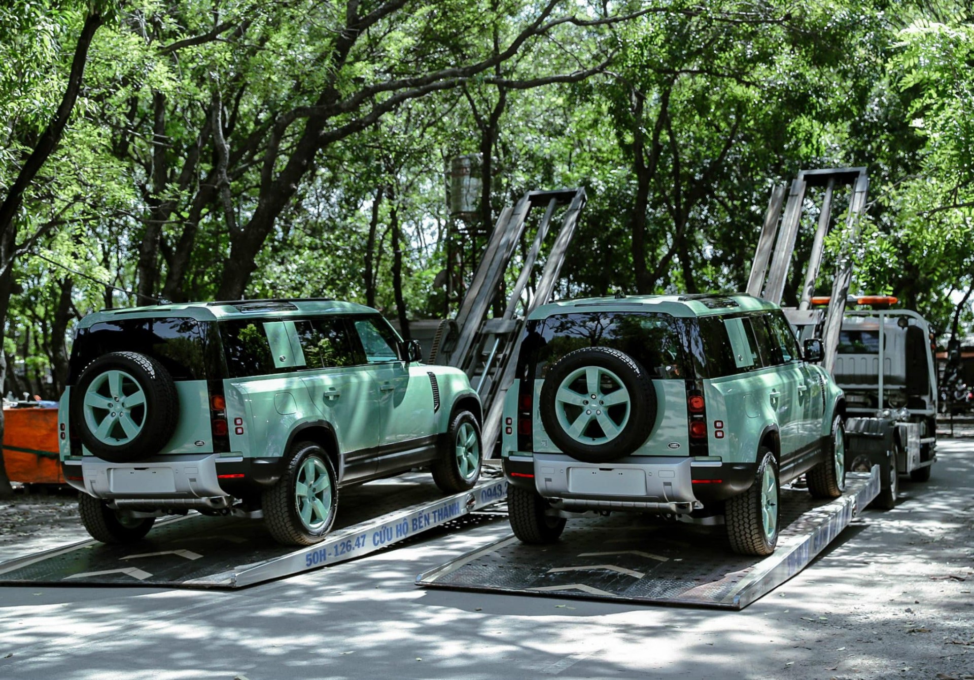 Hai anh em Bình Dương tậu bộ đôi Land Rover Defender hơn 15 tỷ đồng Hai anh em Bình Dương tậu bộ đôi Land Rover Defender hơn 15 tỷ đồng