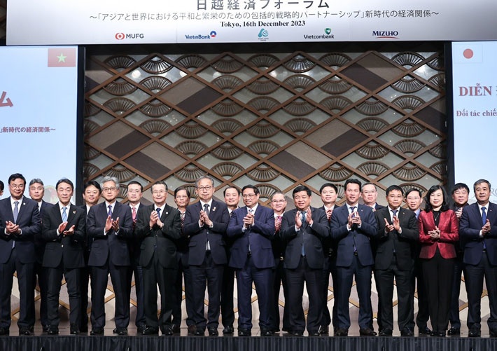 Chủ tịch HĐQT VietinBank Trần Minh Bình (hàng 2, thứ 3 từ phải qua) chụp ảnh lưu niệm cùng các đại biểu tại sự kiện Chủ tịch HĐQT VietinBank Trần Minh Bình (hàng 2, thứ 3 từ phải qua) chụp ảnh lưu niệm cùng các đại biểu tại sự kiện