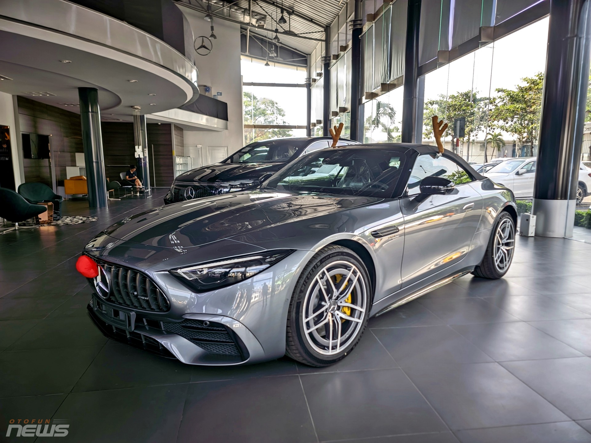 Cận cảnh xe thể thao mui trần Mercedes AMG SL 43 vừa có mặt tại Việt Nam