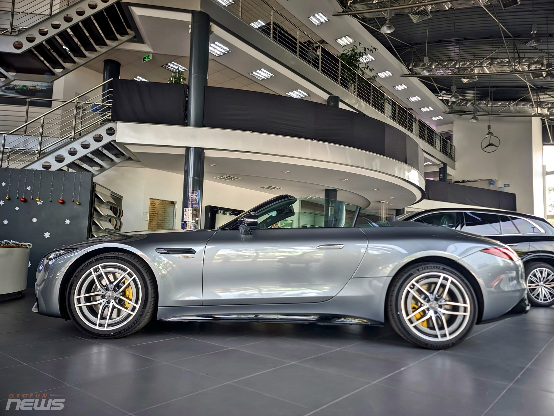 Cận cảnh xe thể thao mui trần Mercedes-AMG SL 43 vừa có mặt tại Việt Nam