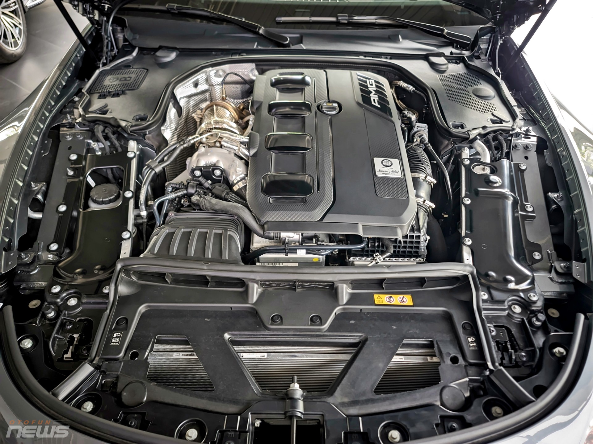 Cận cảnh xe thể thao mui trần Mercedes-AMG SL 43 vừa có mặt tại Việt Nam