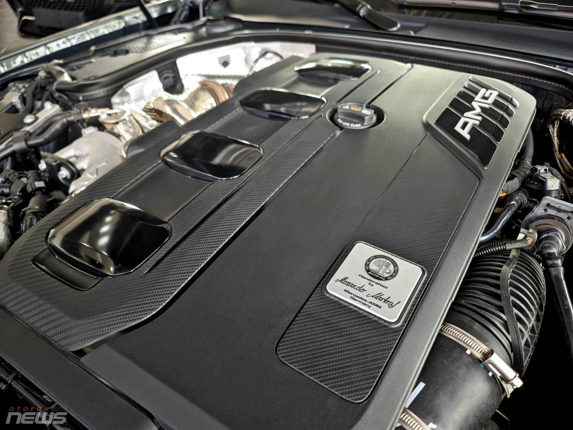 Cận cảnh xe thể thao mui trần Mercedes-AMG SL 43 vừa có mặt tại Việt Nam