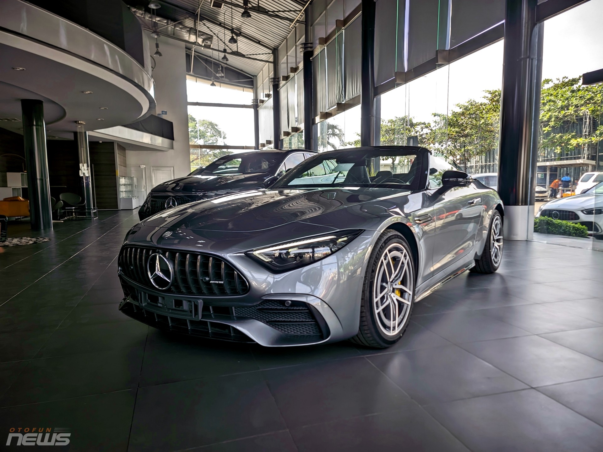 Cận cảnh xe thể thao mui trần Mercedes-AMG SL 43 vừa có mặt tại Việt Nam