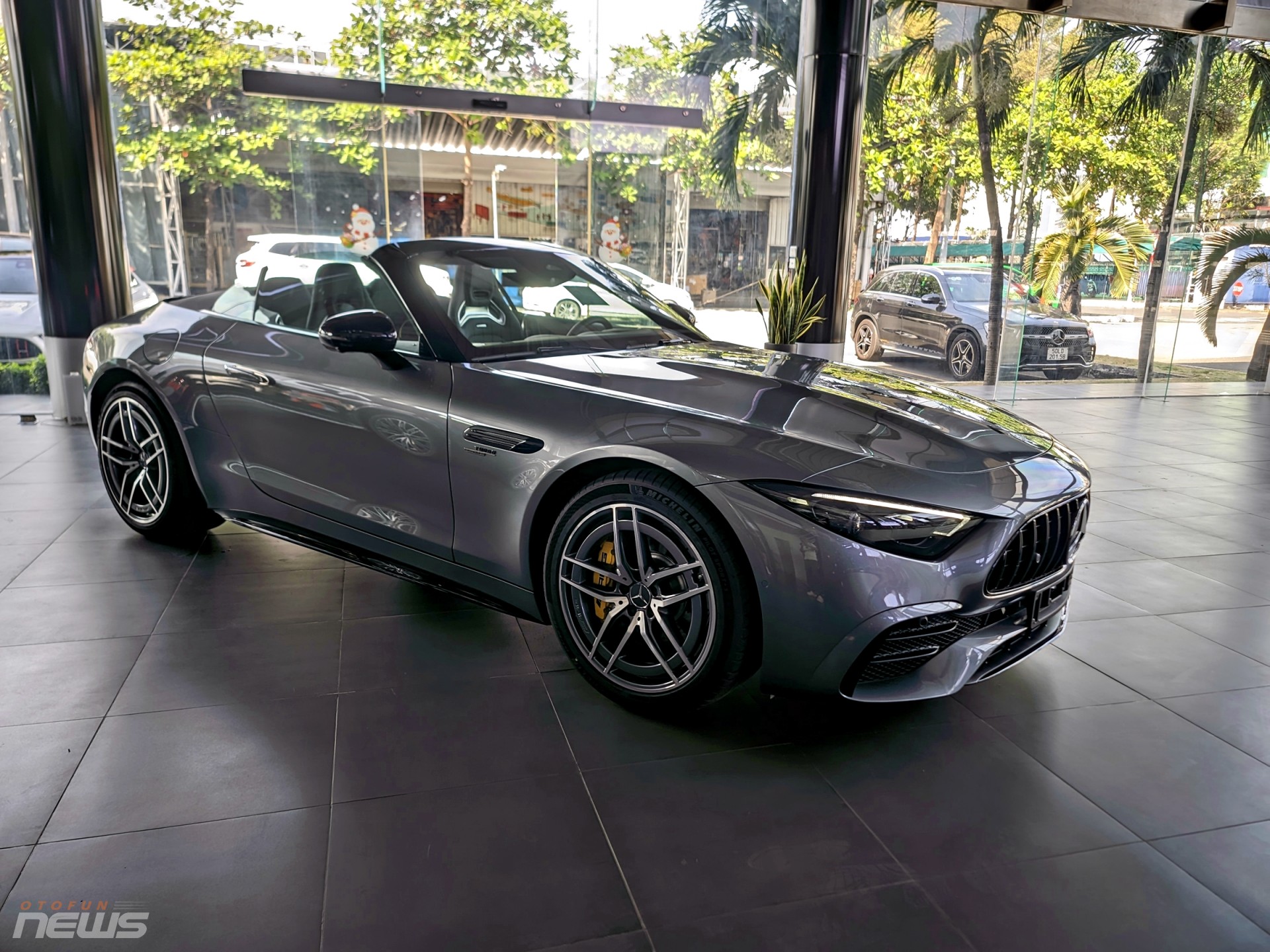 Cận cảnh xe thể thao mui trần Mercedes AMG SL 43 vừa có mặt tại Việt Nam