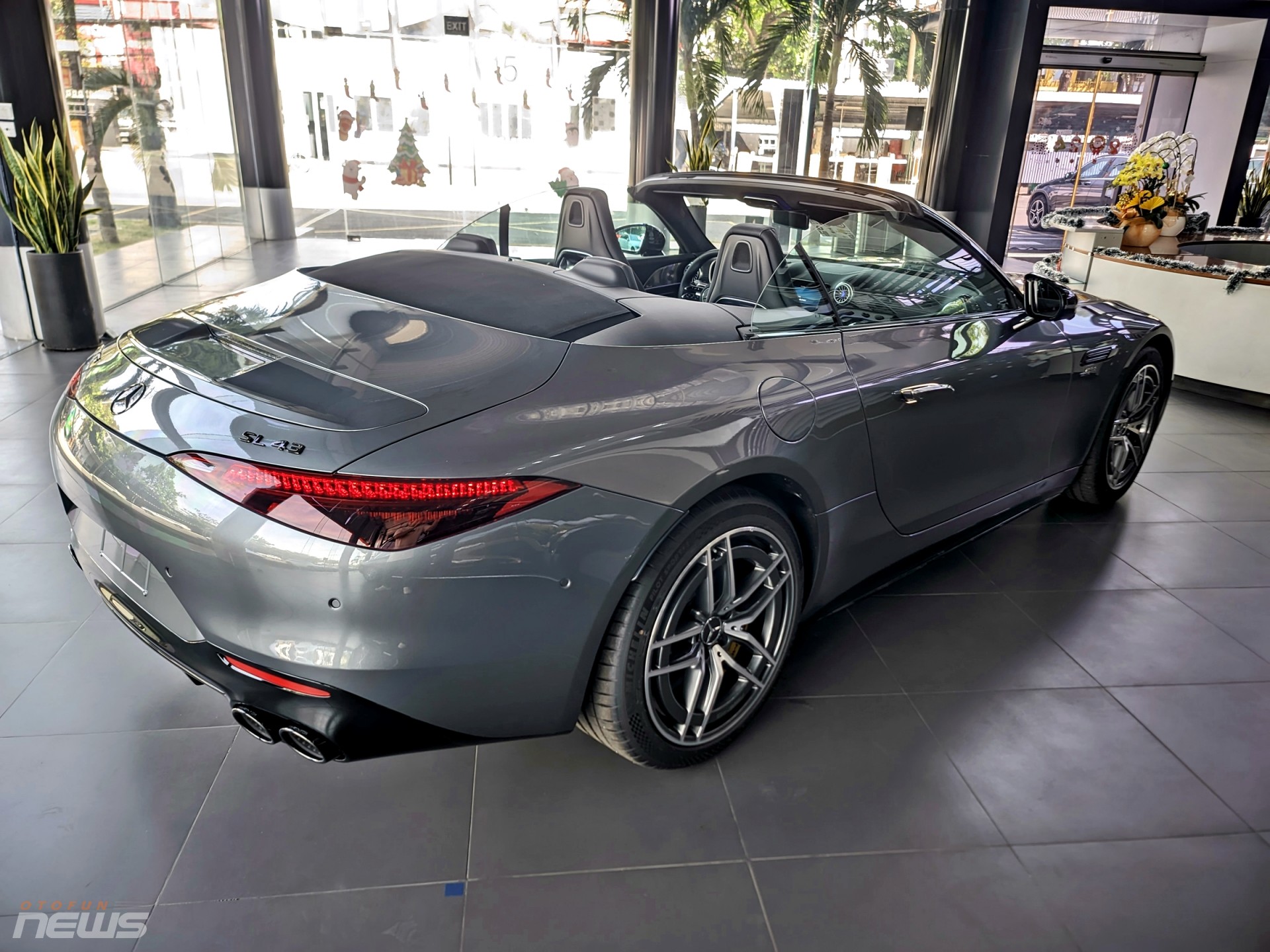 Cận cảnh xe thể thao mui trần Mercedes-AMG SL 43 vừa có mặt tại Việt Nam