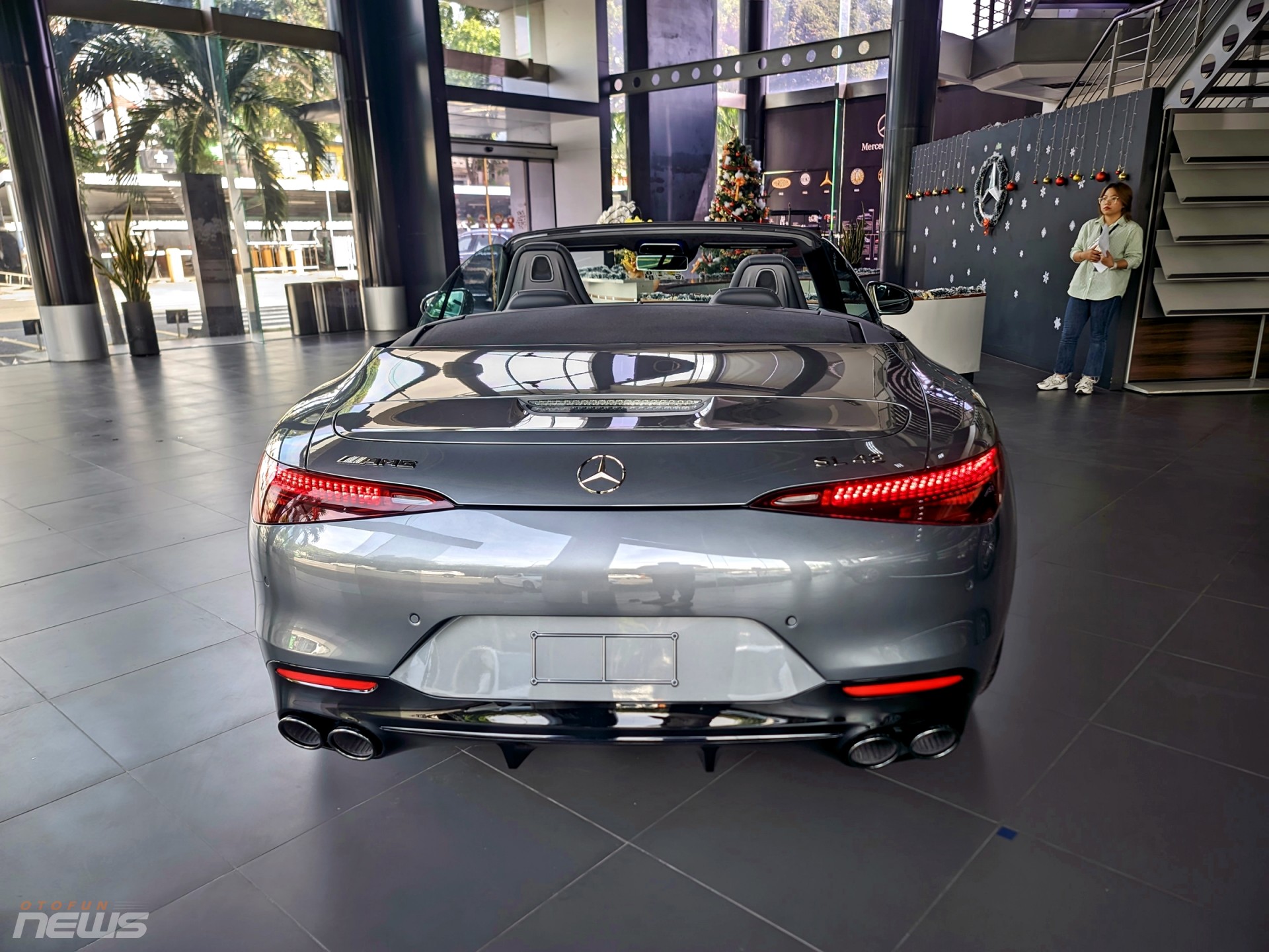 Cận cảnh xe thể thao mui trần Mercedes AMG SL 43 vừa có mặt tại Việt Nam