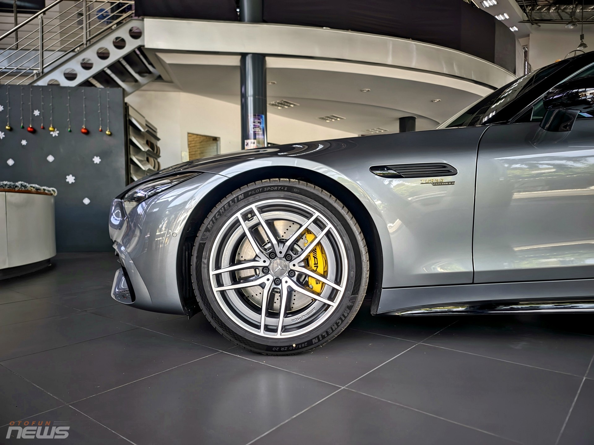 Cận cảnh xe thể thao mui trần Mercedes-AMG SL 43 vừa có mặt tại Việt Nam