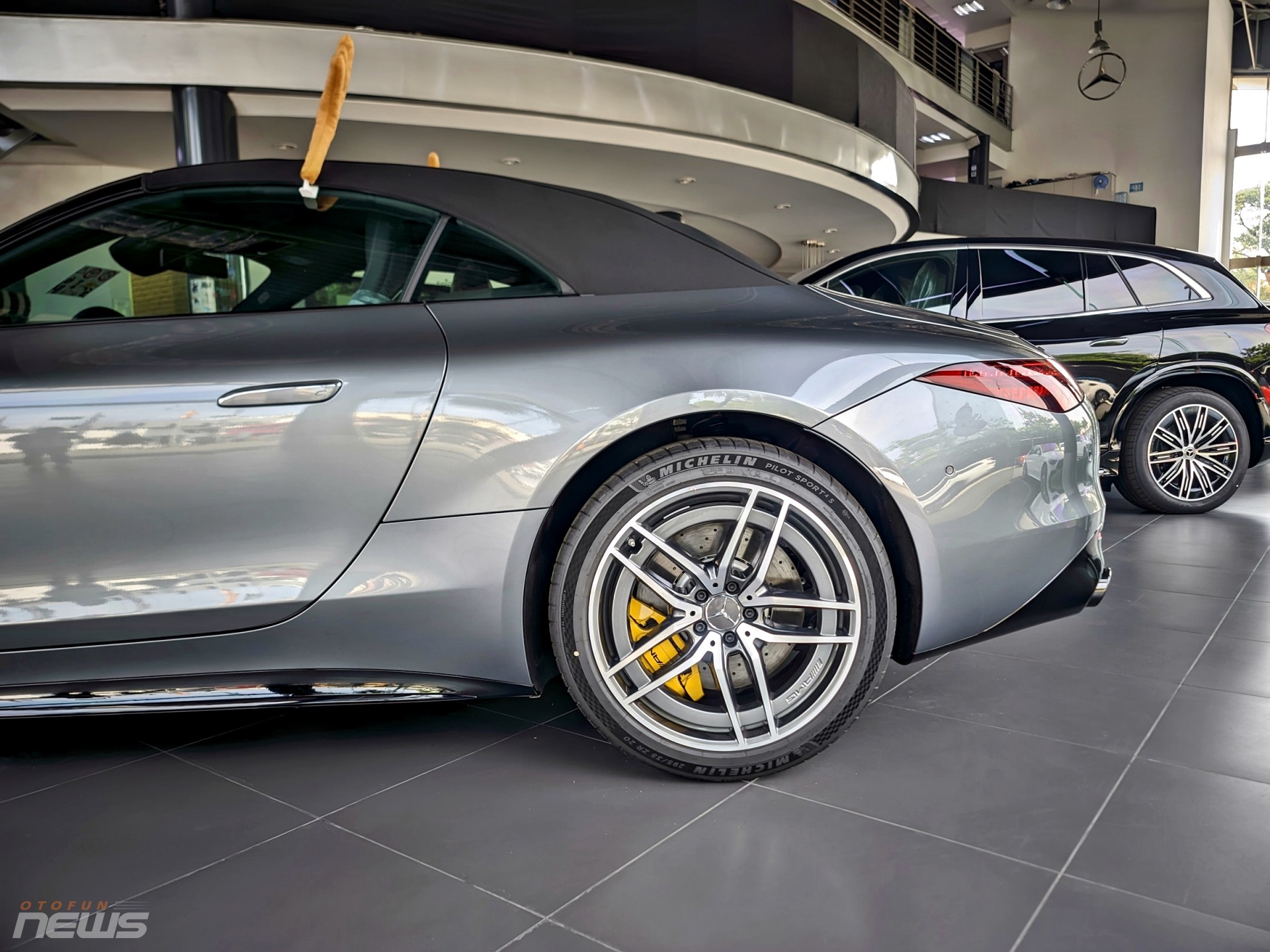 Cận cảnh xe thể thao mui trần Mercedes AMG SL 43 vừa có mặt tại Việt Nam