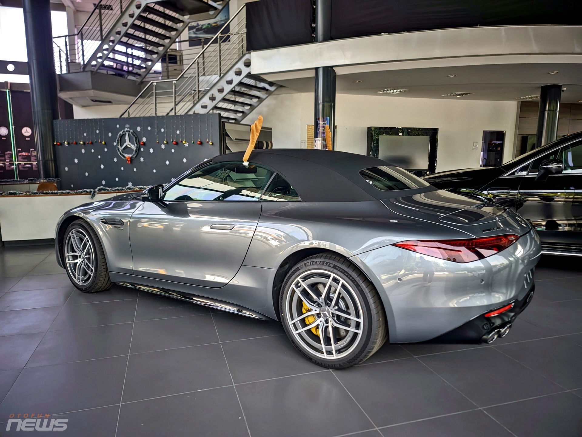 Cận cảnh xe thể thao mui trần Mercedes AMG SL 43 vừa có mặt tại Việt Nam