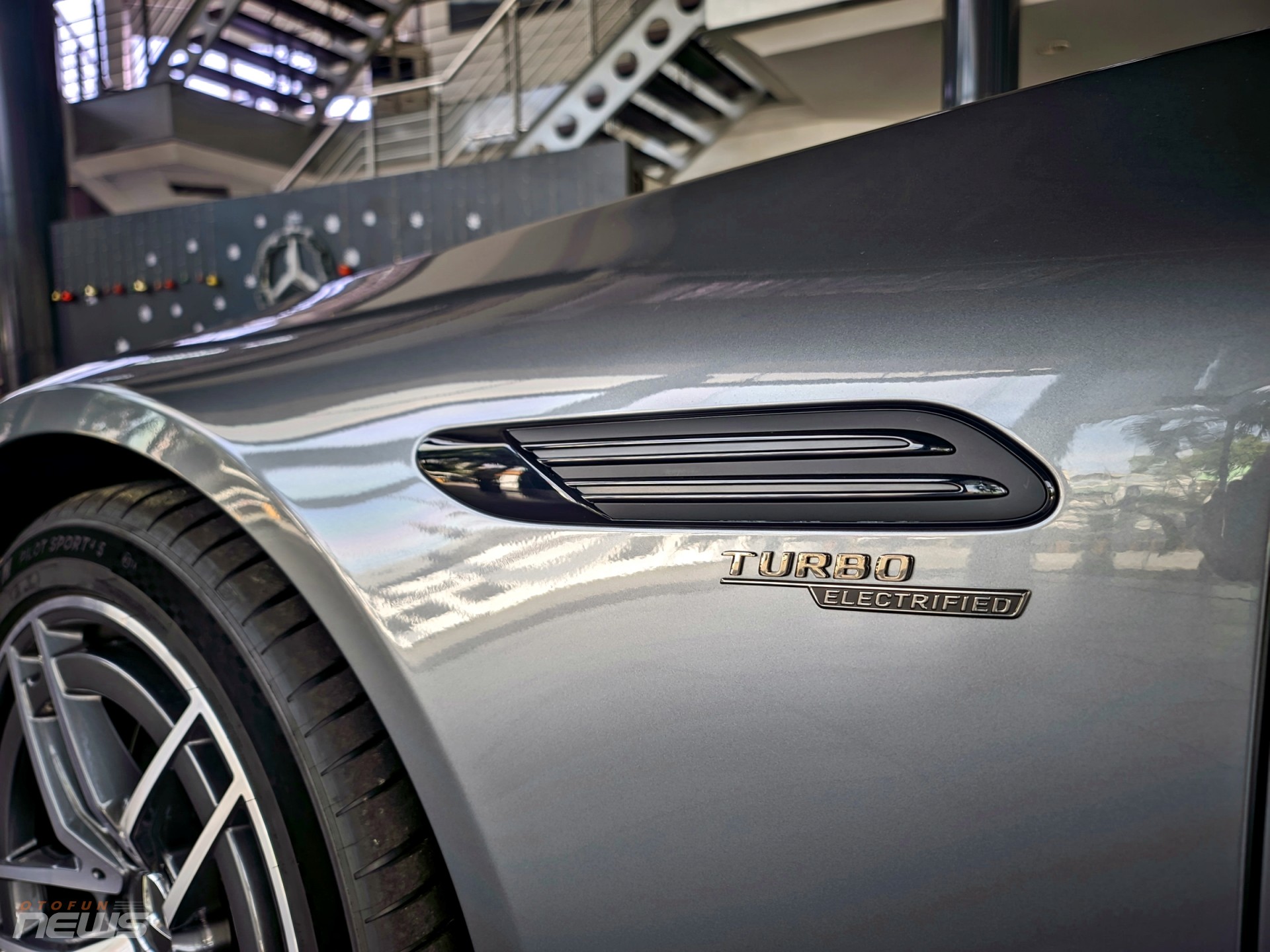 Cận cảnh xe thể thao mui trần Mercedes AMG SL 43 vừa có mặt tại Việt Nam