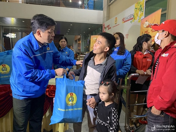 Ấm tình công đoàn trên hành trình Tết 2024