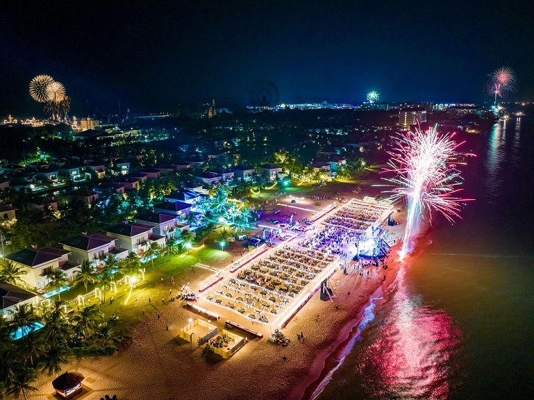 Vào mỗi chiều thứ 6 và thứ 7 hàng tuần, đoàn diễu hành Wake Up Santa quy tụ hơn 60 ông già Noel, Yêu tinh xanh và các nhân vật chủ đề sẽ mang những vũ điệu Giáng sinh rộn ràng khuấy động Vào mỗi chiều thứ 6 và thứ 7 hàng tuần, đoàn diễu hành Wake Up Santa quy tụ hơn 60 ông già Noel, Yêu tinh xanh và các nhân vật chủ đề sẽ mang những vũ điệu Giáng sinh rộn ràng khuấy động