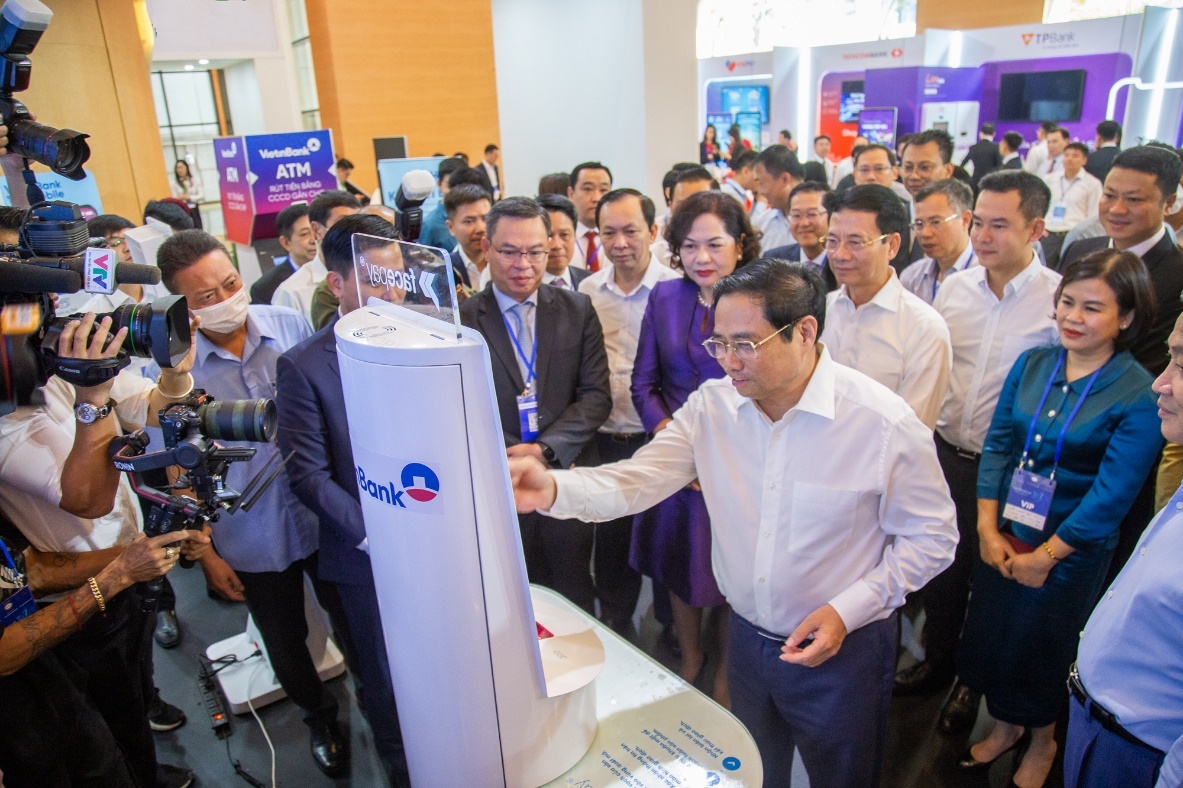 Thủ tướng Phạm Minh Chính đến thăm và trải nghiệm tại gian hàng của VietinBank tại Ngày chuyển đổi số Ngành Ngân hàng Thủ tướng Phạm Minh Chính đến thăm và trải nghiệm tại gian hàng của VietinBank tại Ngày chuyển đổi số Ngành Ngân hàng