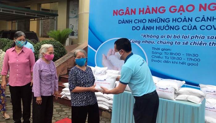Một trong những điểm phát gạo của VietinBank cho vùng dịch COVID-19 Một trong những điểm phát gạo của VietinBank cho vùng dịch COVID-19