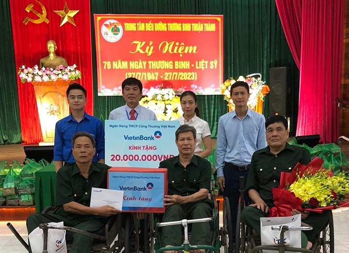 VietinBank thăm hỏi động viên các thương, bệnh binh nặng. VietinBank thăm hỏi động viên các thương, bệnh binh nặng.