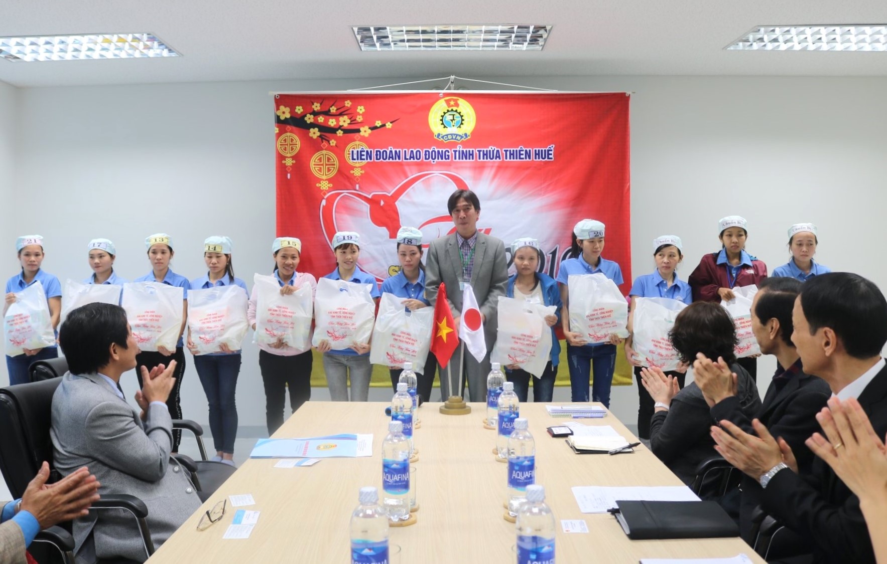 Chỉ mong được thưởng Tết như mọi năm là vui lắm rồi!