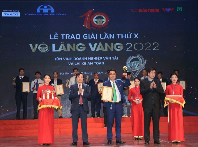 Niềm vui lần thứ 3 nhận giải thưởng Vô lăng Vàng Niềm vui lần thứ 3 nhận giải thưởng Vô lăng Vàng