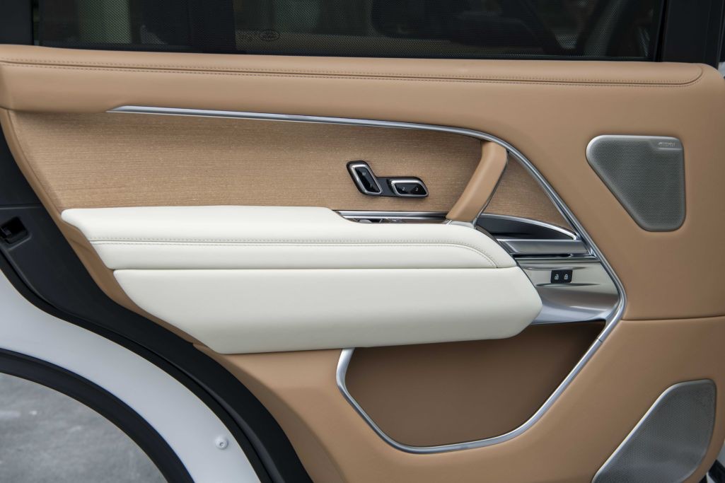 Range Rover SV ra mắt, lựa chọn mới cho giới siêu giàu tại Việt Nam Range Rover SV ra mắt, lựa chọn mới cho giới siêu giàu tại Việt Nam