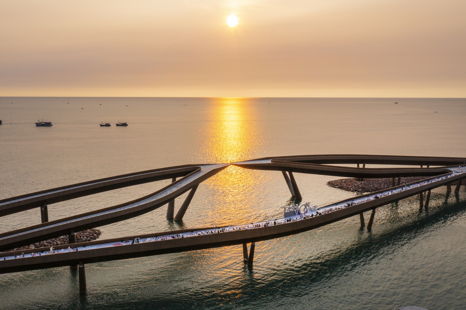 Đẹp siêu thực, Cầu Hôn hút khách chưa từng thấy ngay sau khai trương Đẹp siêu thực, Cầu Hôn hút khách chưa từng thấy ngay sau khai trương